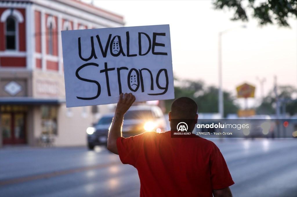 Mourners visit memorial for Texas school shooting victims