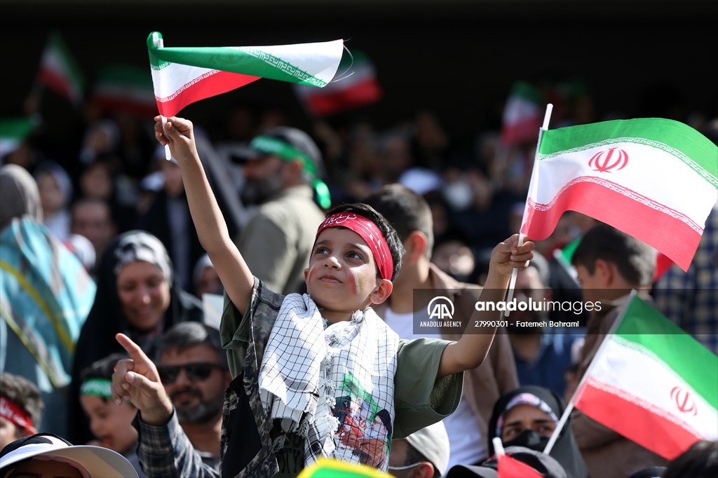 "Hello Commander" anthem, which spread on social media, was sung with choir at Tehran Azadi Stadium