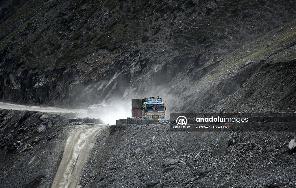Zojila Pass : one of the world's most dangerous roads