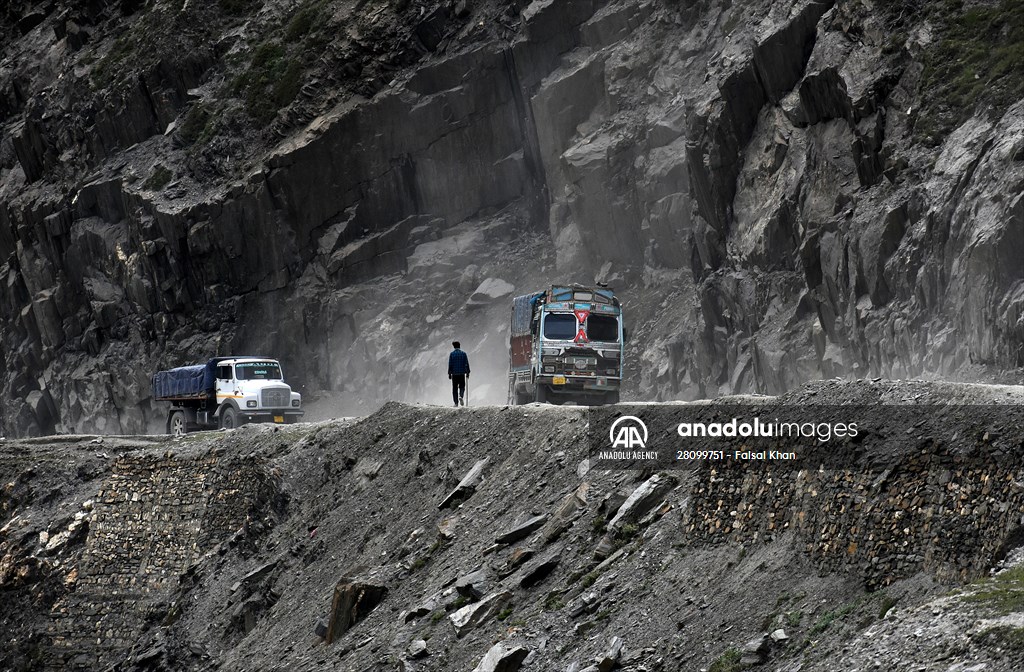Zojila Pass : one of the world's most dangerous roads