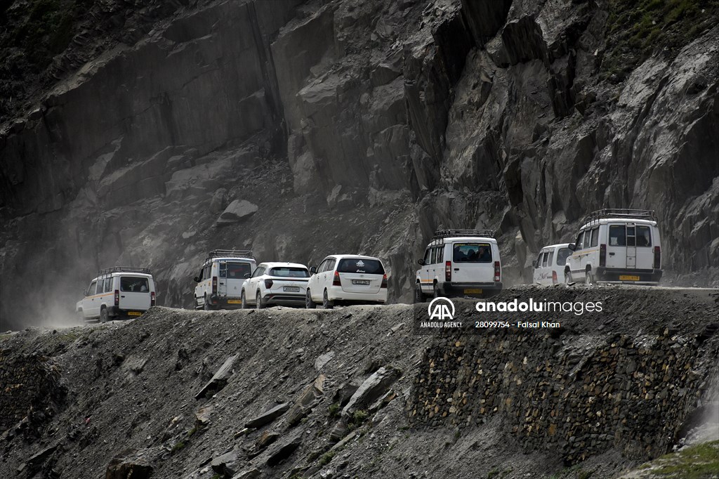 Zojila Pass : one of the world's most dangerous roads