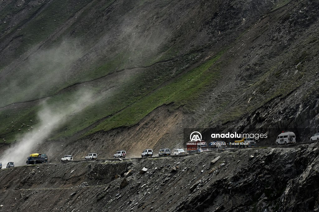 Zojila Pass : one of the world's most dangerous roads