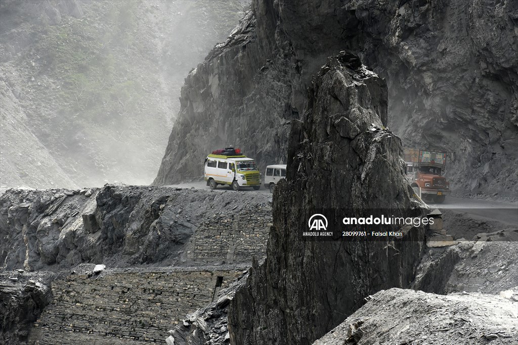 Zojila Pass : one of the world's most dangerous roads