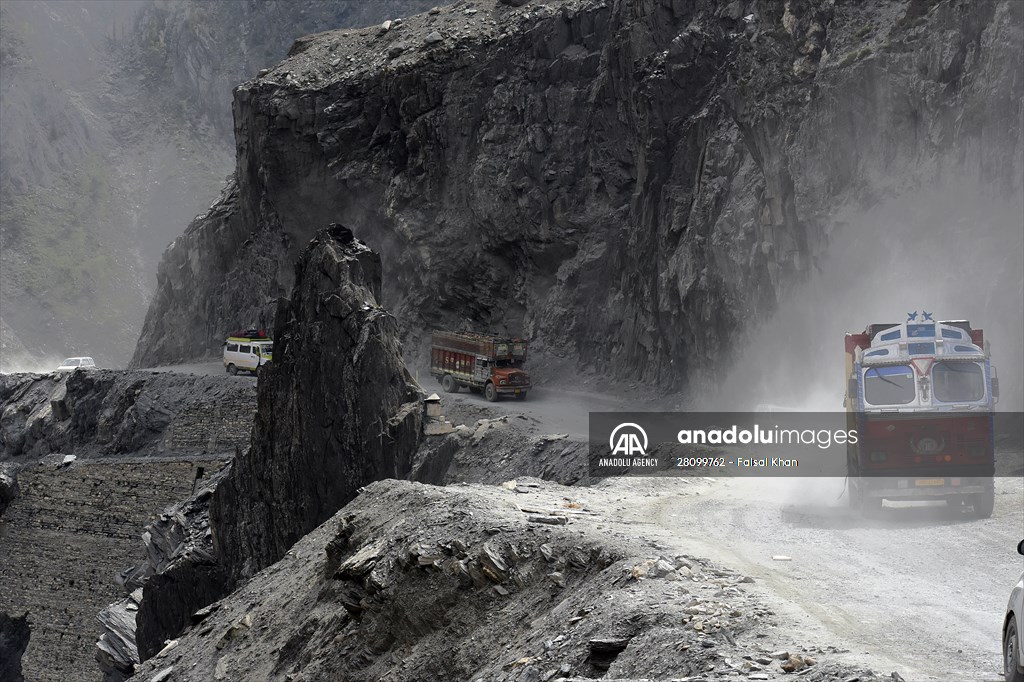 Zojila Pass : one of the world's most dangerous roads
