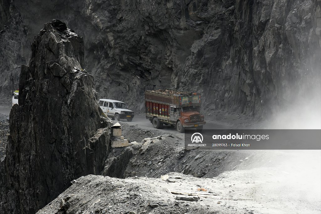 Zojila Pass : one of the world's most dangerous roads
