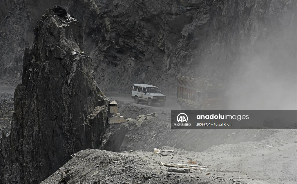Zojila Pass : one of the world's most dangerous roads