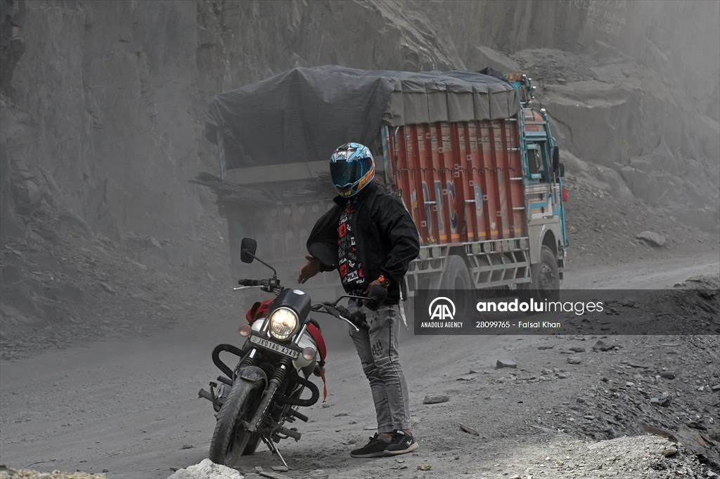 Zojila Pass : one of the world's most dangerous roads