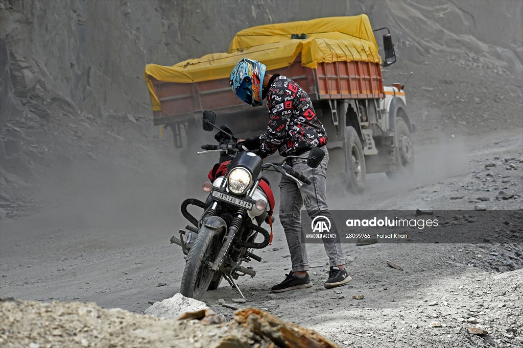Zojila Pass : one of the world's most dangerous roads