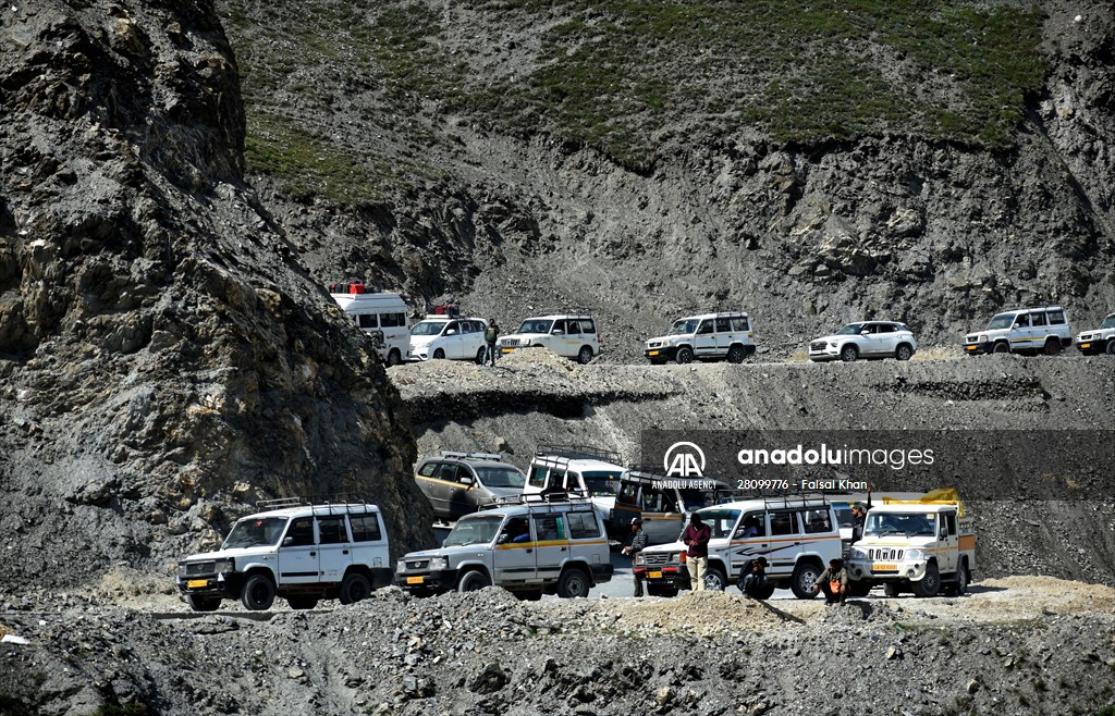 Zojila Pass : one of the world's most dangerous roads