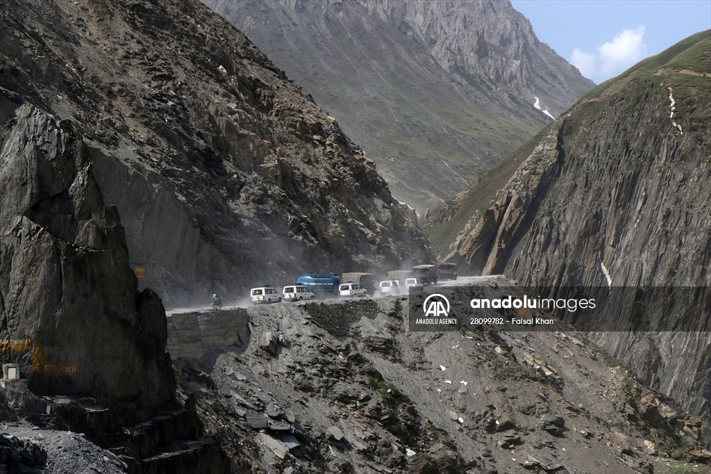 Zojila Pass : one of the world's most dangerous roads