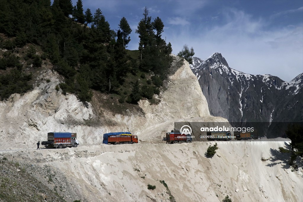 Zojila Pass : one of the world's most dangerous roads