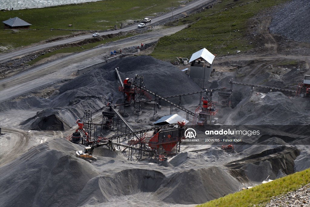 Zojila Pass : one of the world's most dangerous roads