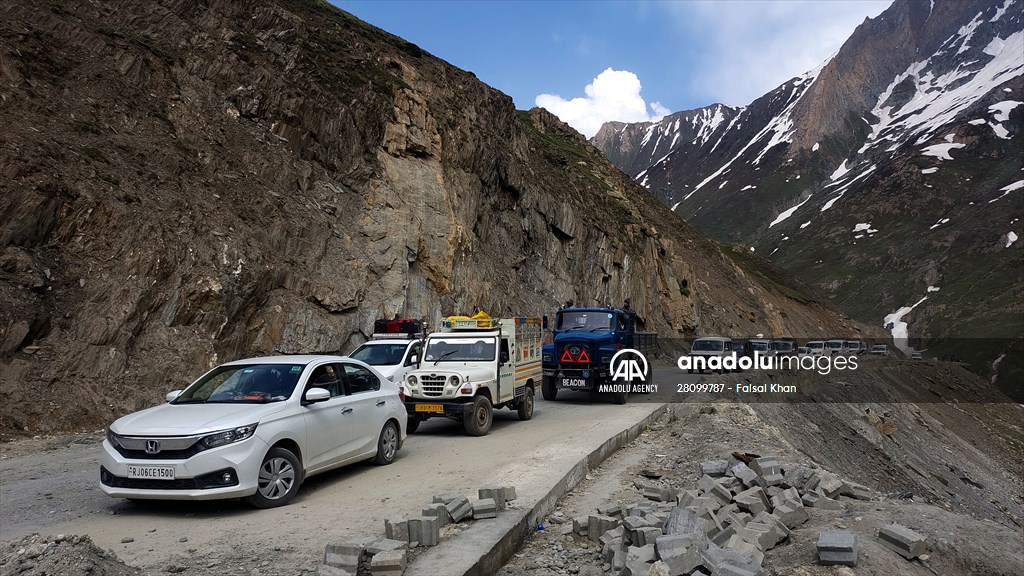 Zojila Pass : one of the world's most dangerous roads