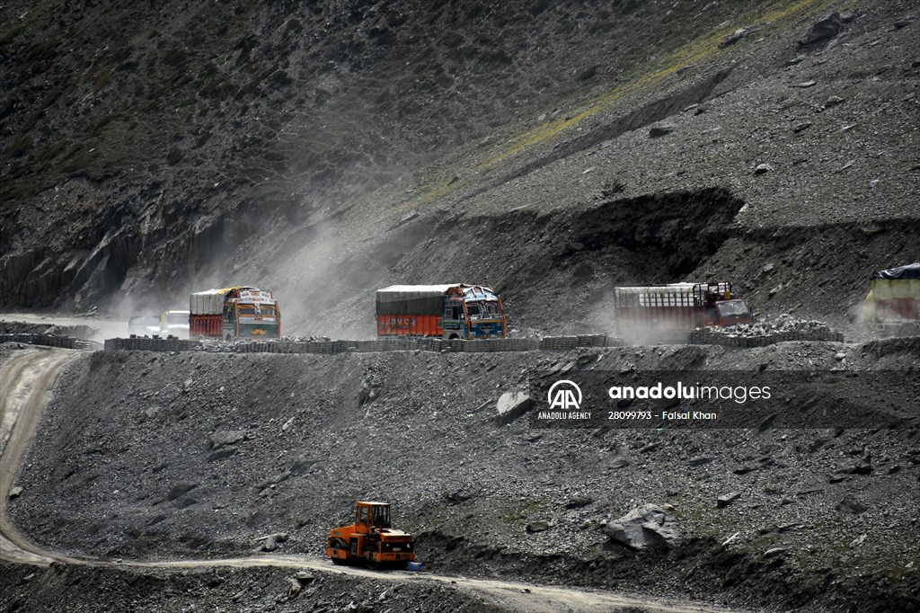 Zojila Pass : one of the world's most dangerous roads