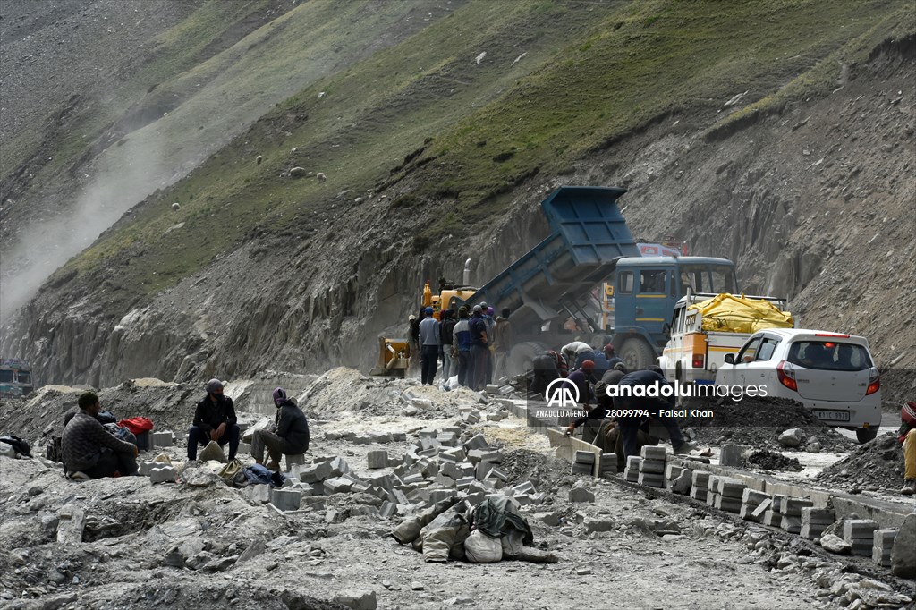 Zojila Pass : one of the world's most dangerous roads