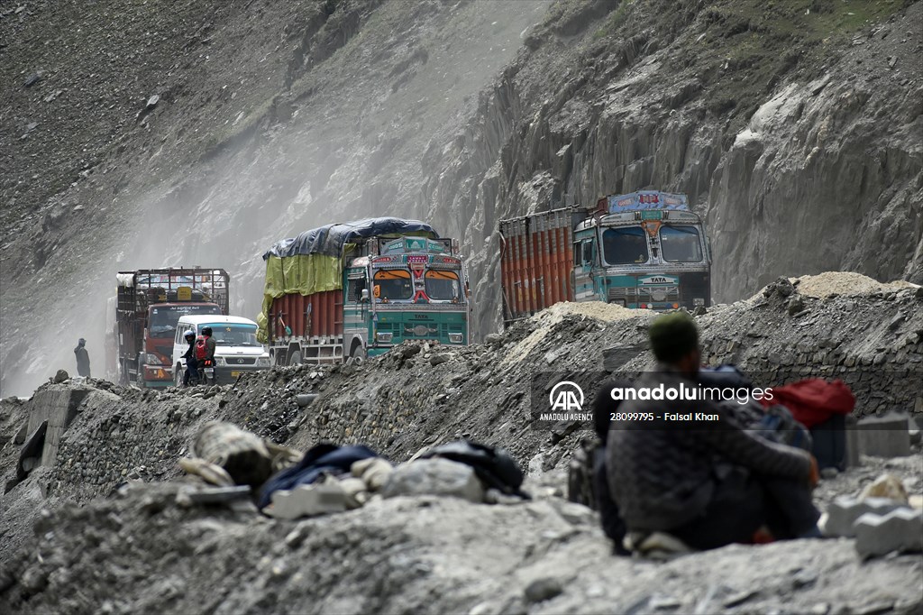 Zojila Pass : one of the world's most dangerous roads