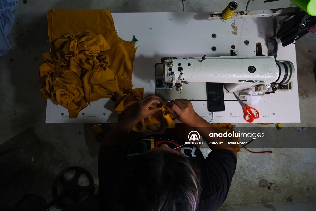 Colombian women in the textile industry