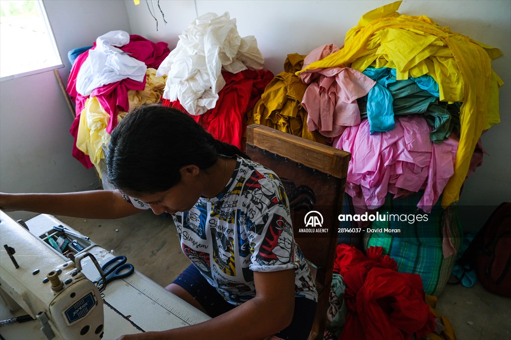 Colombian women in the textile industry