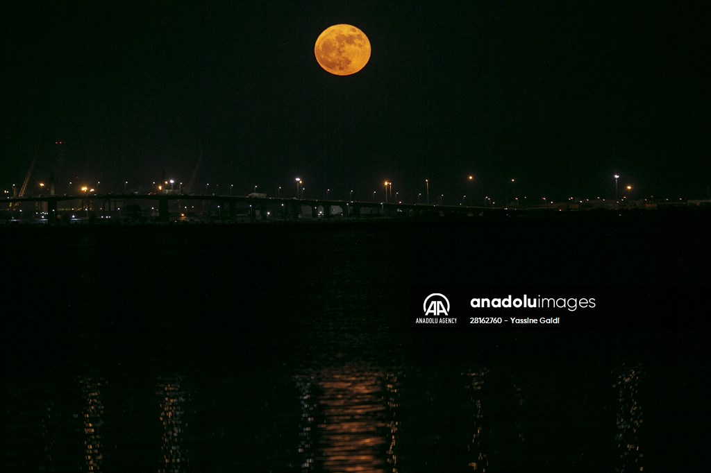 full-moon-in-tunisia-anadolu-images