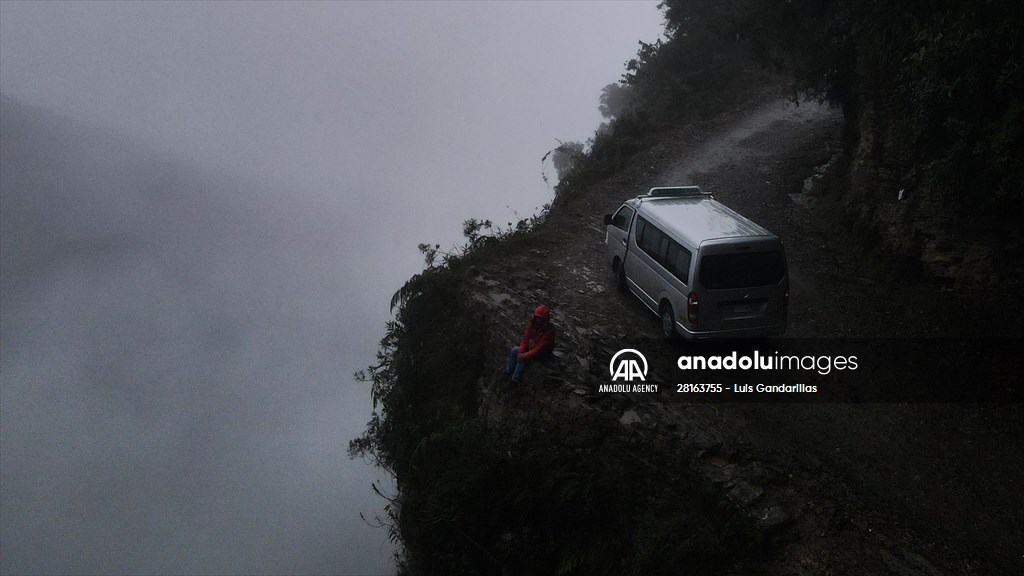 Descent from the summit towards the road to Los Yungas and the Death Road in La Paz
