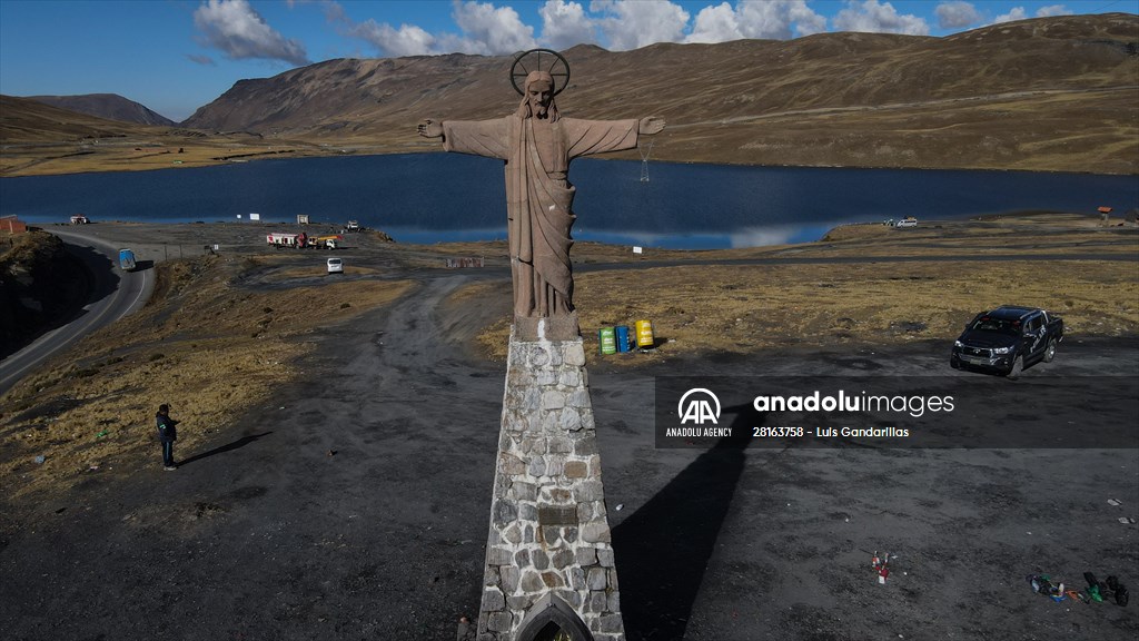 Descent from the summit towards the road to Los Yungas and the Death Road in La Paz