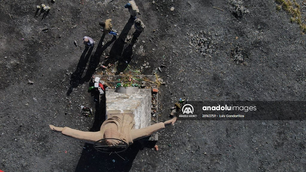 Descent from the summit towards the road to Los Yungas and the Death Road in La Paz