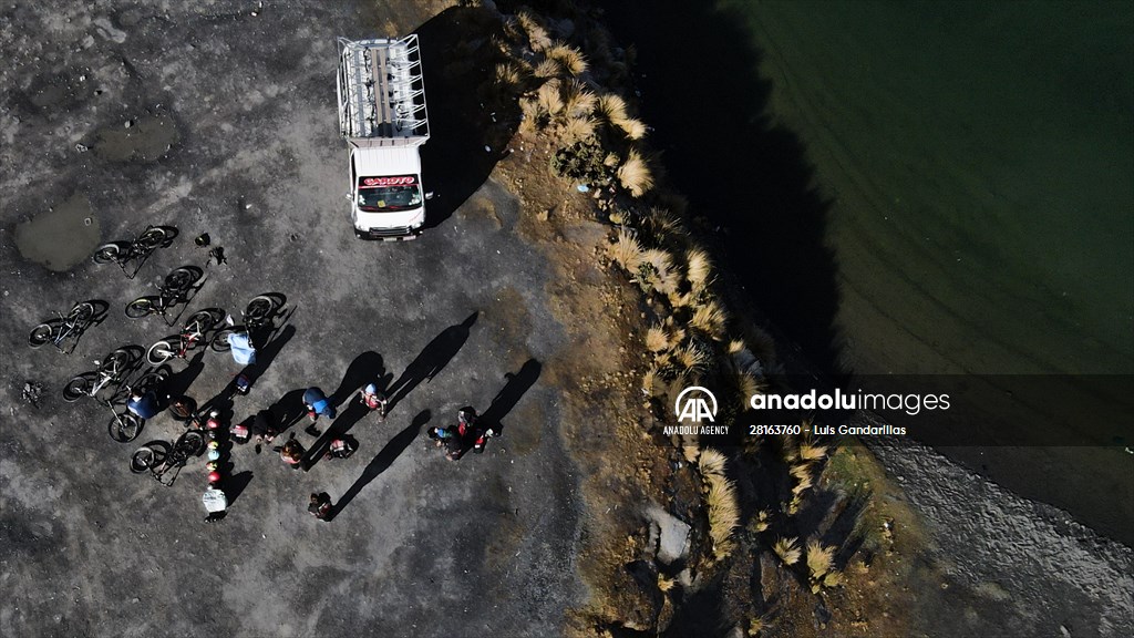 Descent from the summit towards the road to Los Yungas and the Death Road in La Paz