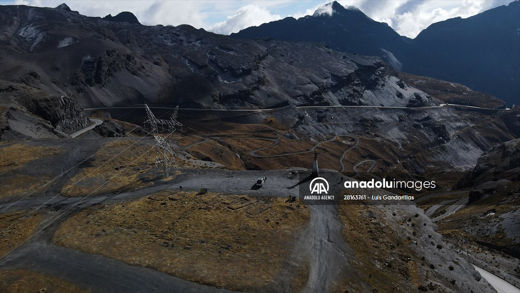 Descent from the summit towards the road to Los Yungas and the Death Road in La Paz