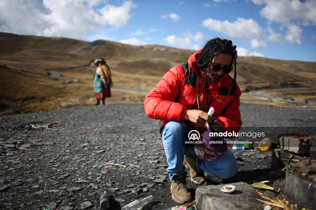 Descent from the summit towards the road to Los Yungas and the Death Road in La Paz