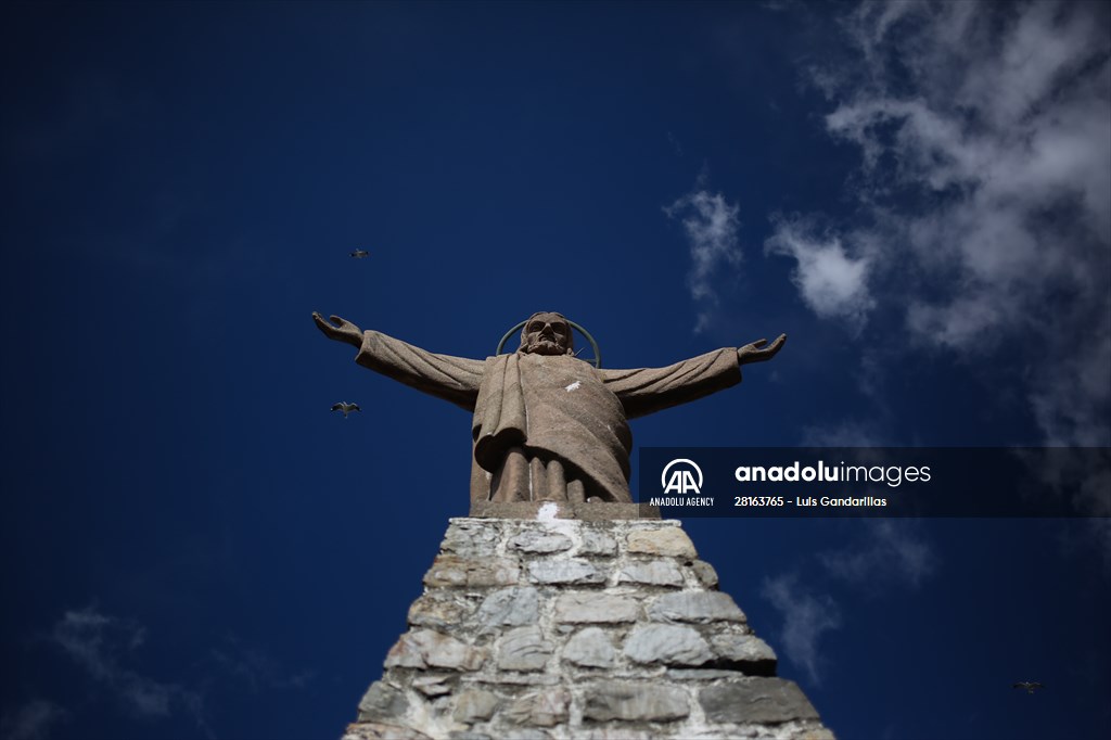 Descent from the summit towards the road to Los Yungas and the Death Road in La Paz