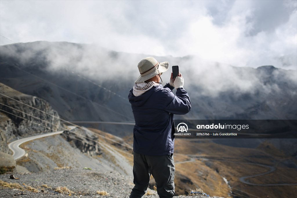 Descent from the summit towards the road to Los Yungas and the Death Road in La Paz