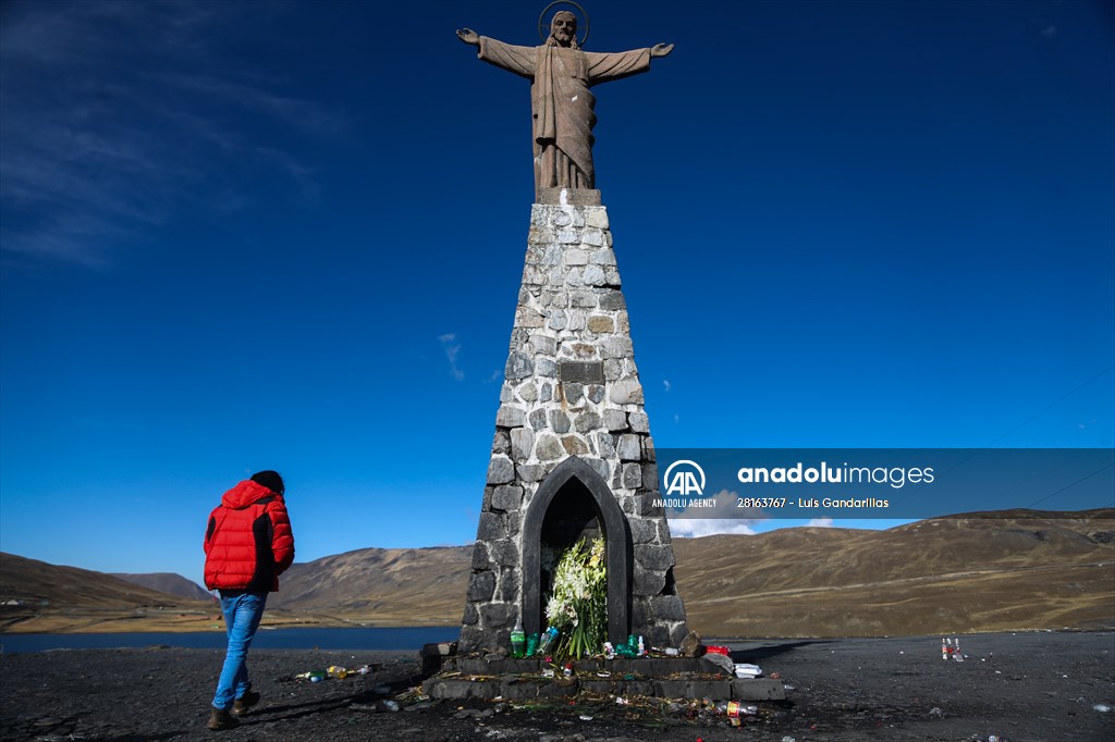 Descent from the summit towards the road to Los Yungas and the Death Road in La Paz