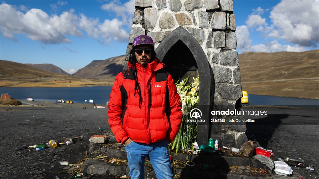 Descent from the summit towards the road to Los Yungas and the Death Road in La Paz