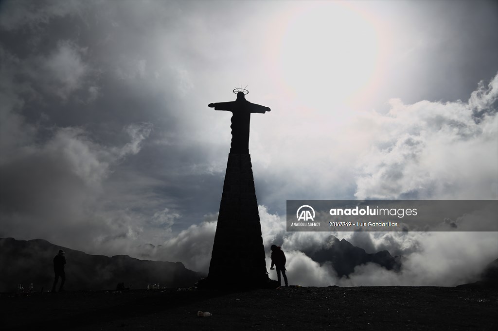 Descent from the summit towards the road to Los Yungas and the Death Road in La Paz
