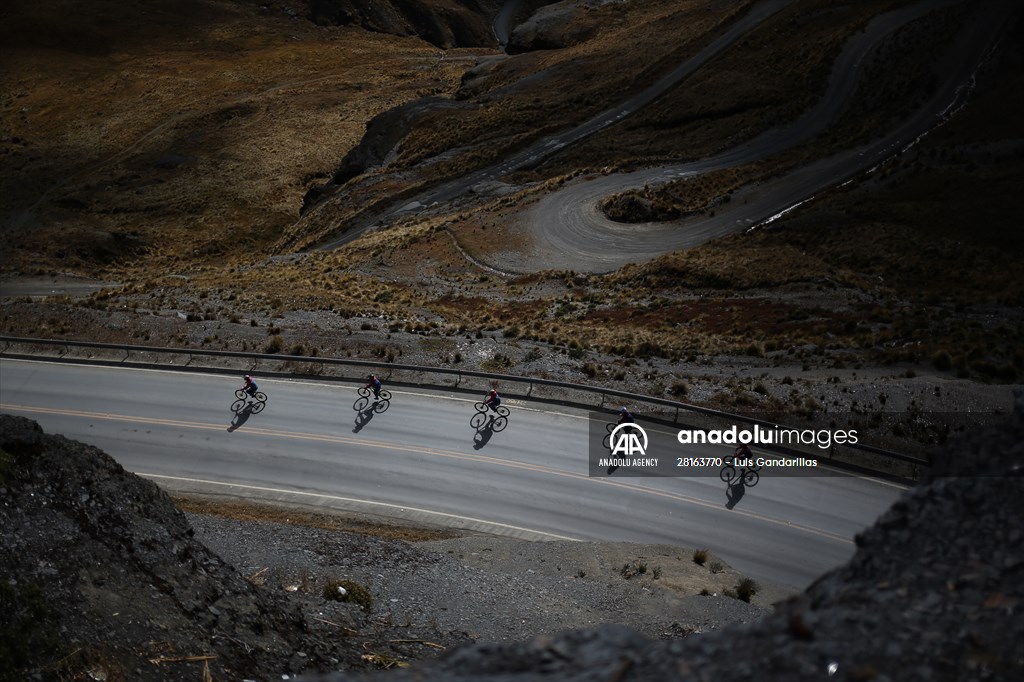 Descent from the summit towards the road to Los Yungas and the Death Road in La Paz