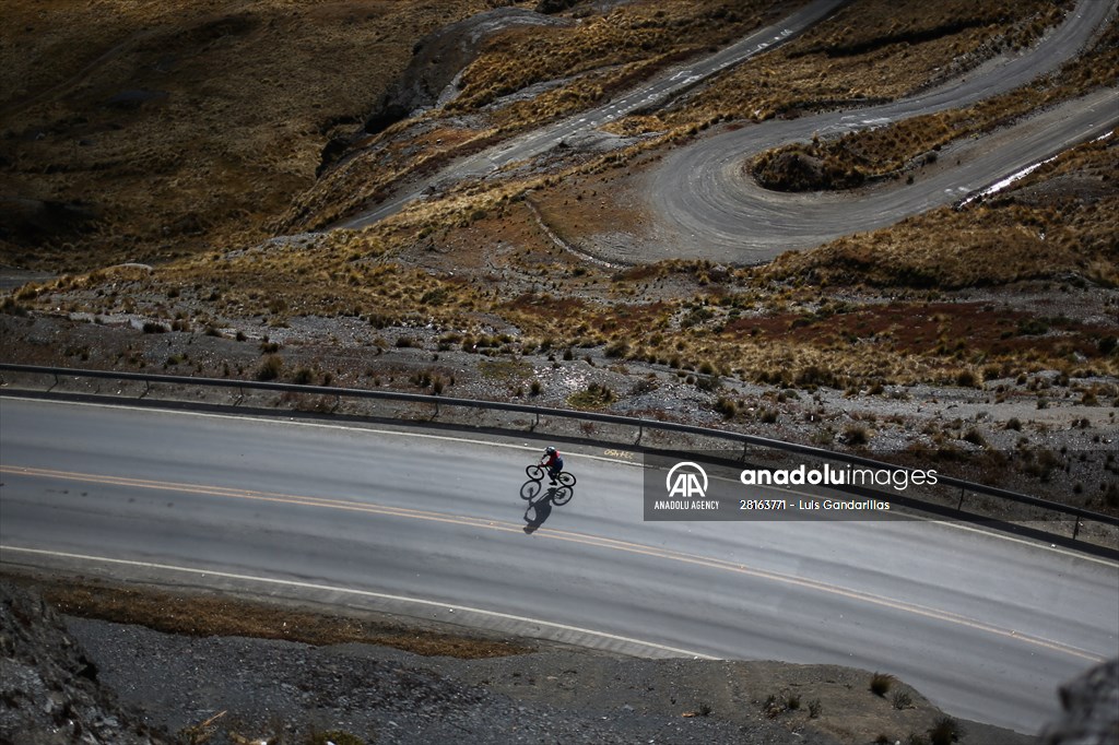 Descent from the summit towards the road to Los Yungas and the Death Road in La Paz