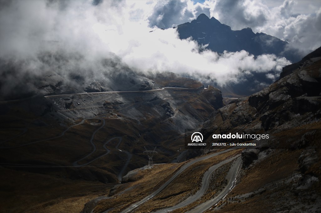 Descent from the summit towards the road to Los Yungas and the Death Road in La Paz