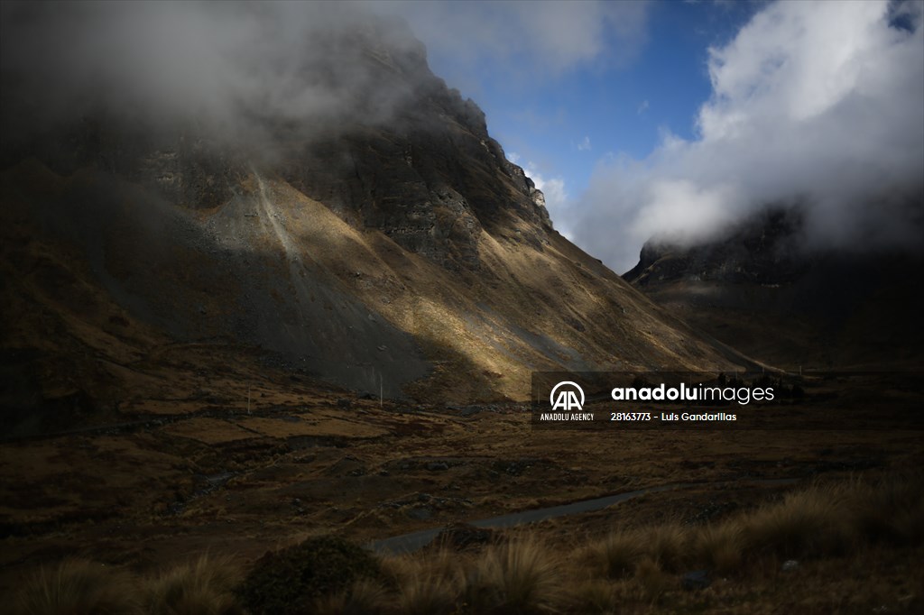 Descent from the summit towards the road to Los Yungas and the Death Road in La Paz