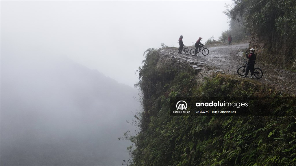 Descent from the summit towards the road to Los Yungas and the Death Road in La Paz