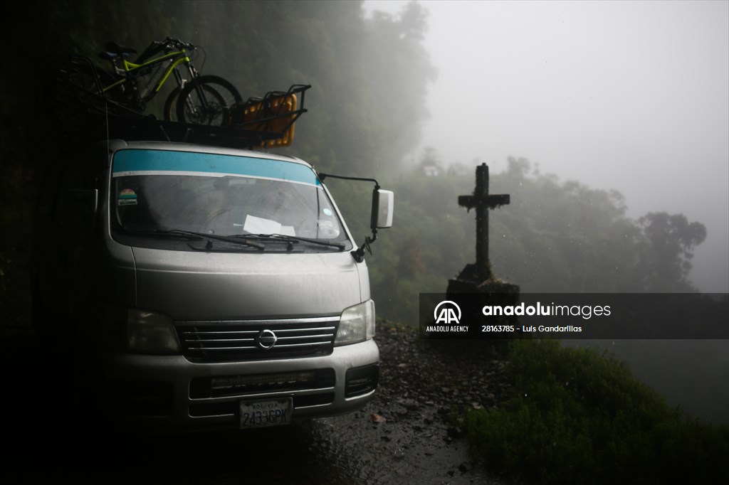 Descent from the summit towards the road to Los Yungas and the Death Road in La Paz