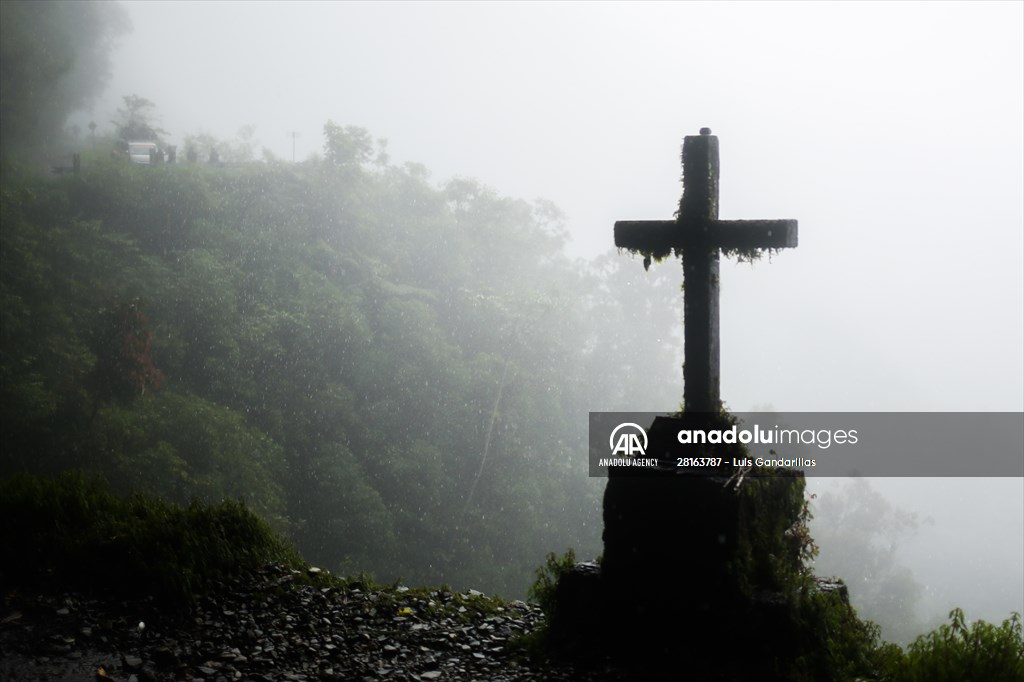 Descent from the summit towards the road to Los Yungas and the Death Road in La Paz