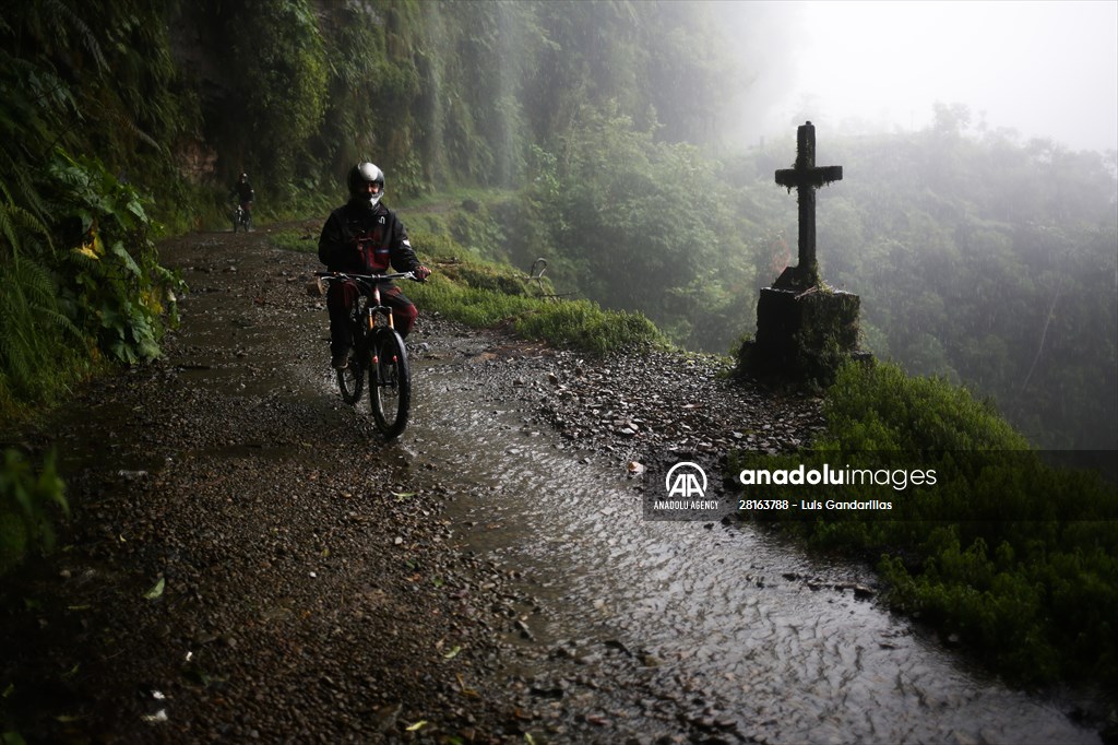 Descent from the summit towards the road to Los Yungas and the Death Road in La Paz