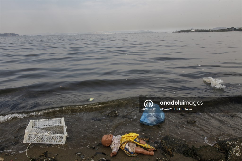 Pollution in the waters of Guanabara Bay in Rio de Janeiro