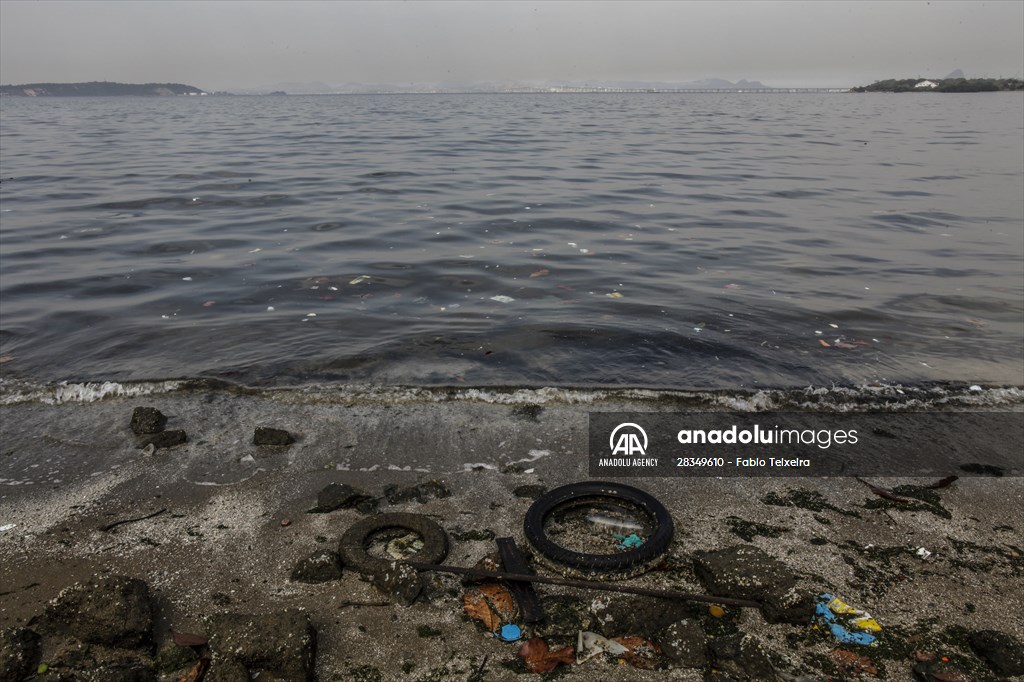 Pollution in the waters of Guanabara Bay in Rio de Janeiro