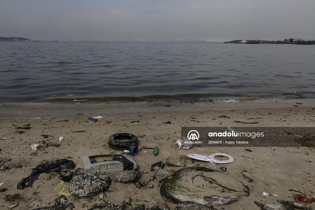 Pollution in the waters of Guanabara Bay in Rio de Janeiro