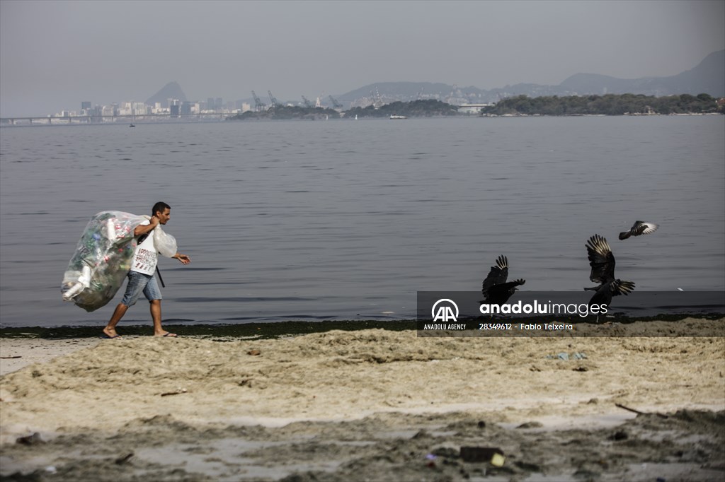 Pollution in the waters of Guanabara Bay in Rio de Janeiro