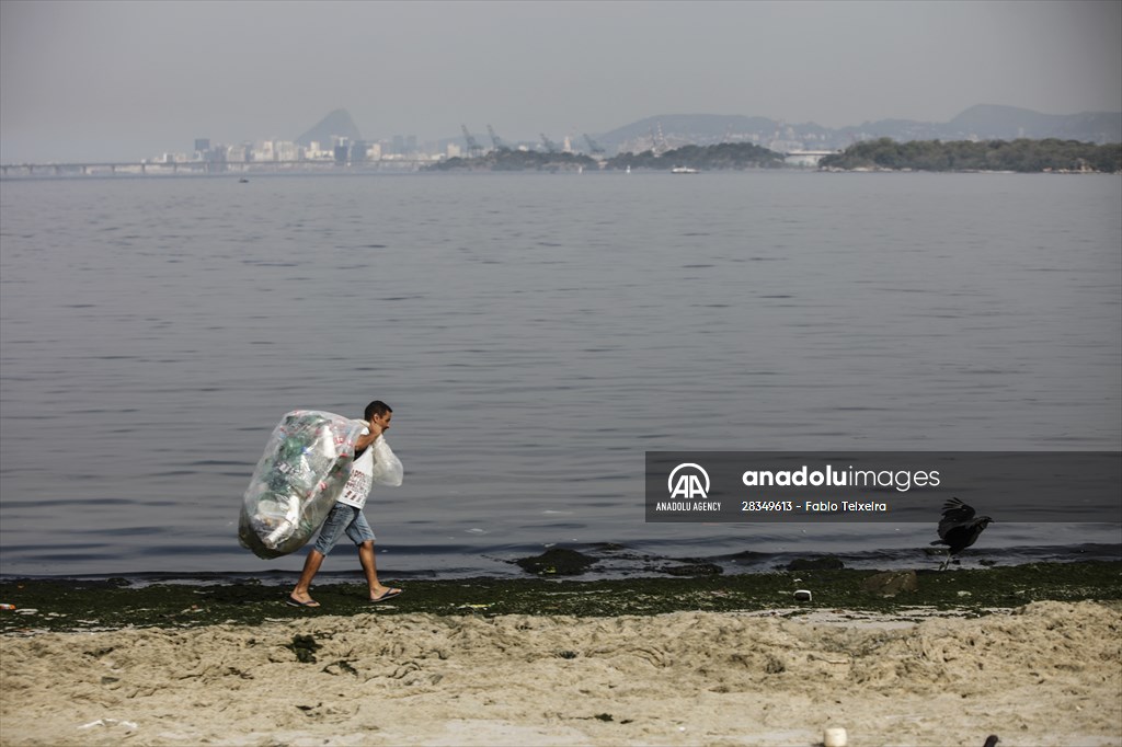 Pollution in the waters of Guanabara Bay in Rio de Janeiro