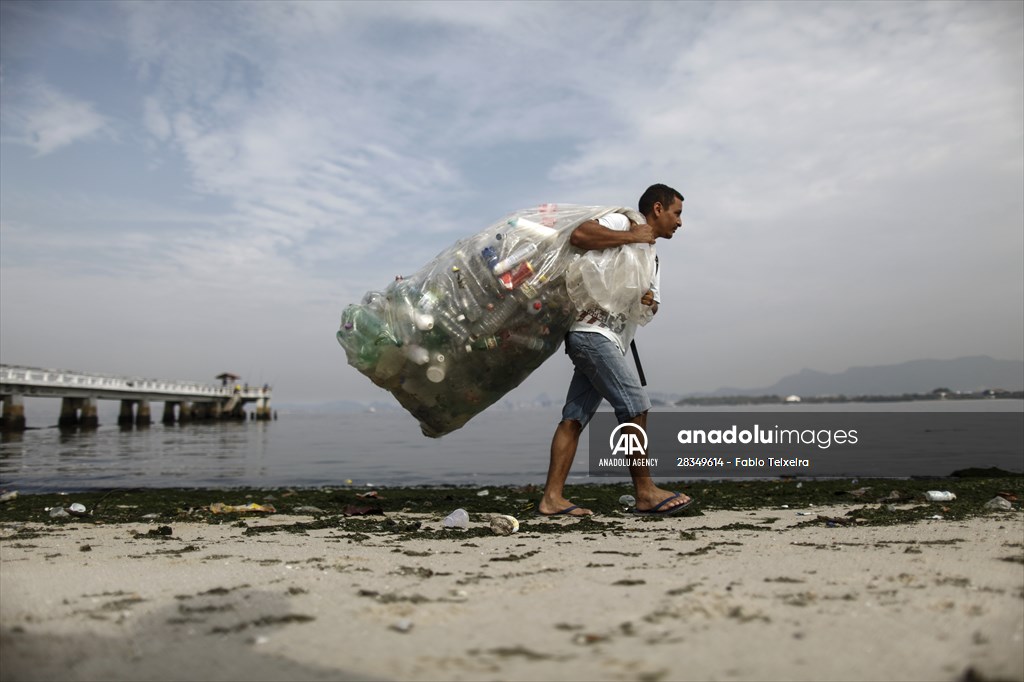 Pollution in the waters of Guanabara Bay in Rio de Janeiro