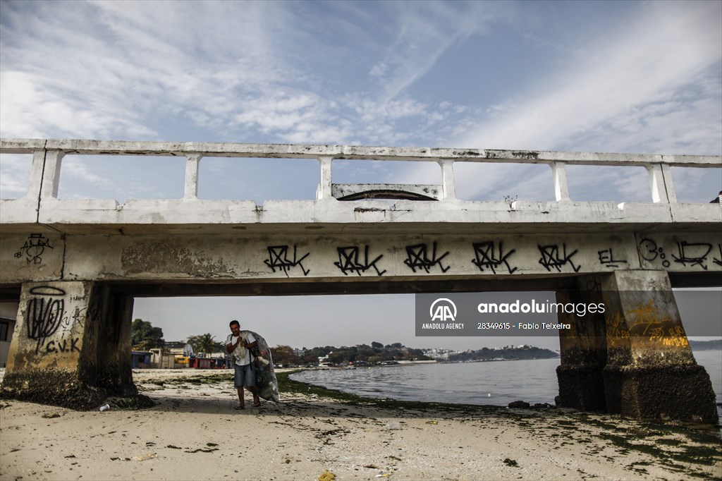 Pollution in the waters of Guanabara Bay in Rio de Janeiro