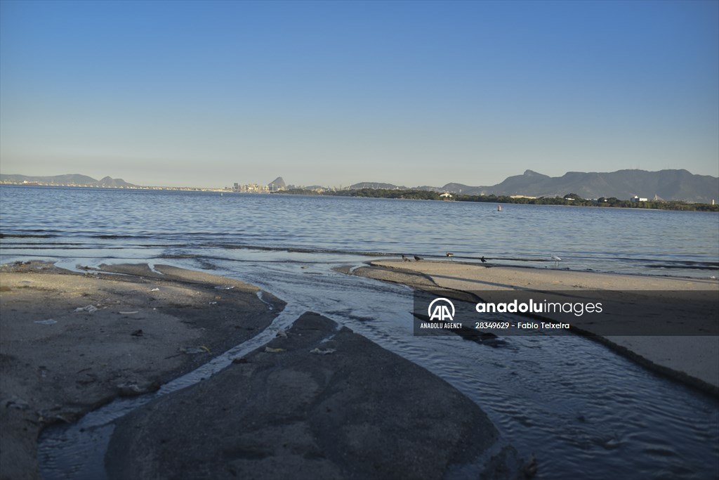 Pollution in the waters of Guanabara Bay in Rio de Janeiro